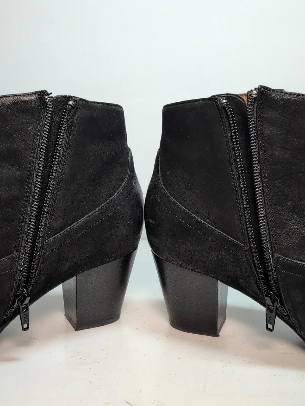 Vionic Upright Windom ankle boots western style booties. Womans size 8.5 EU 40